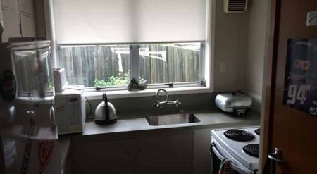 Cozy & Convenient Living in Fenton Park – Fully Fenced 2-Bedroom Home! - Photo 5