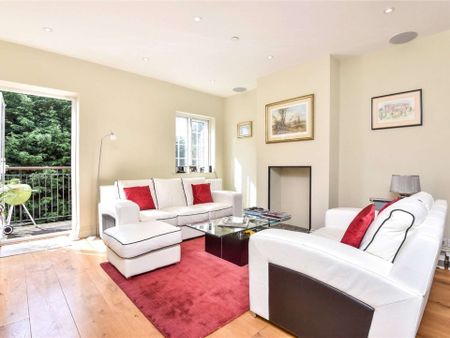 Situated in the heart of Westerham village, this generously proportioned apartment boasts bright and airy accommodation with private street entrance. - Photo 2