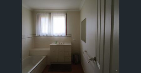 Tidy 2 bedroom unit with own backyard - Photo 5