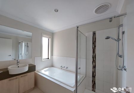 Spacious House with excellent Location in Tarneit - Photo 3