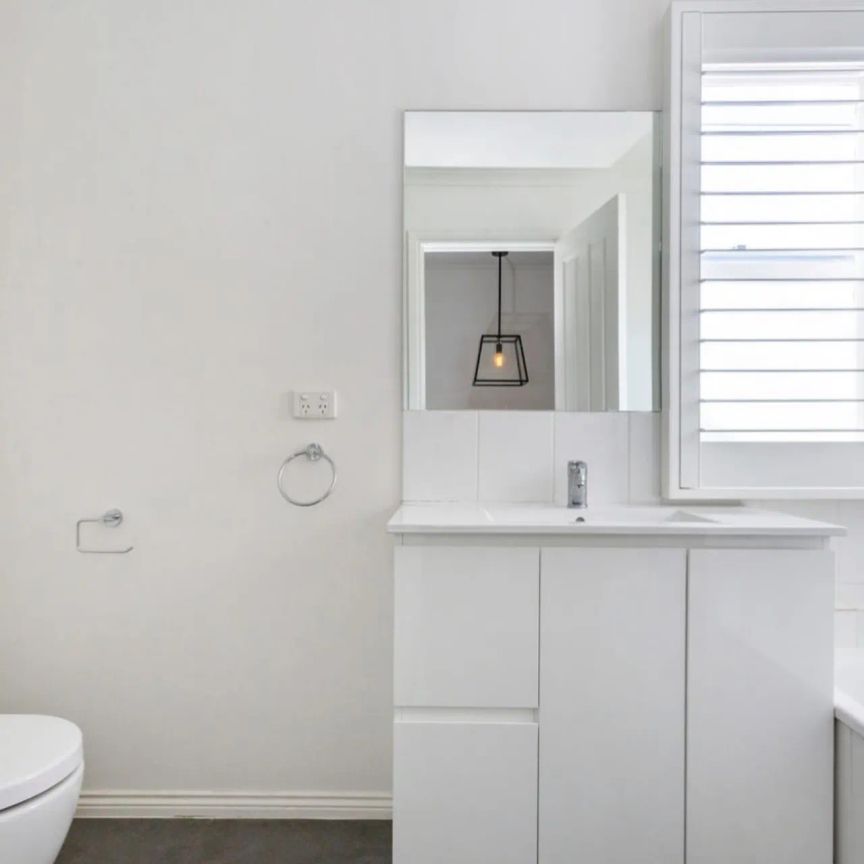 Low-Maintenance, Light-Filled Townhouse in the Heart of Richmond - Photo 1