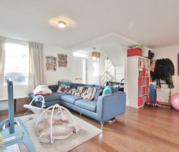 Colet Gardens, St Paul's Court, Hammersmith, London, W14 - Photo 1