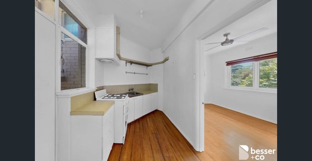 ART DECO DELIGHT | ONE BEDROOM APARTMENT | PERMIT PARKING - Photo 1