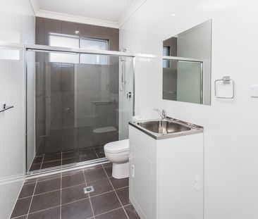 Charming Two-Bedroom Granny Flat in a Prime Location - Photo 6