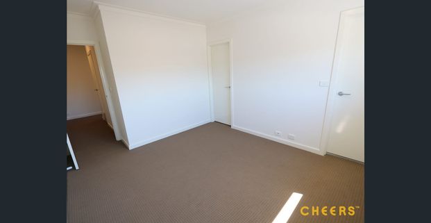 Spacious 3‑Bed Duplex — Close to Shops, Transport & Schools - Photo 1