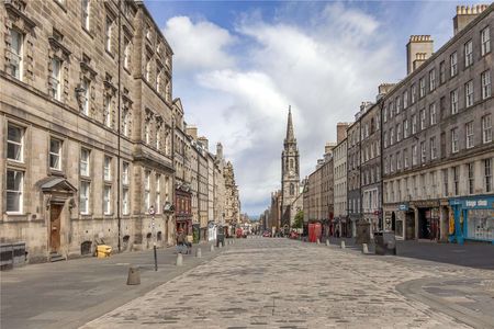 A fantastic furnished flat that is situated in the heart of Edinburgh's historic Old Town, on the edge of the Royal Mile, this desirable flat lies on the first floor of a classical Victorian - Photo 2