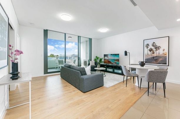 Modern One Bed Apartment with Spacious Balcony & Secure Parking - Photo 1