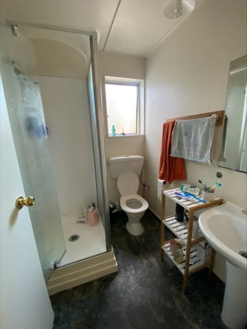 Modern 2-Bedroom Apartment with City Views – Walk to University & Hospital - Photo 5