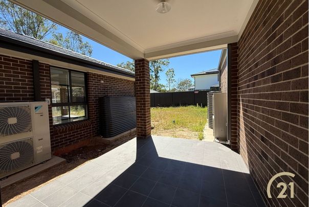 Brand New 4 Bedroom Home&comma; Located in Austral&excl; - Photo 1