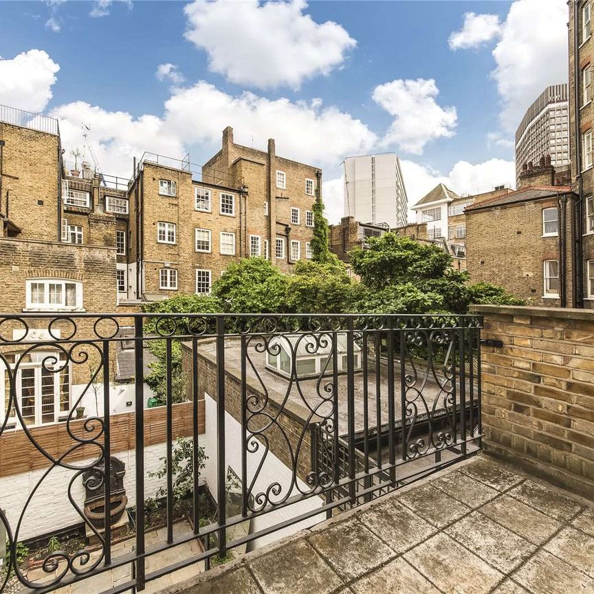 Remarkable Georgian family house, packed with charming and contemporary features. 3 - 4 double bedrooms, 3 bathrooms, 3 - 4 reception rooms, kitchen, garden, balcony and vault storage. - Photo 1