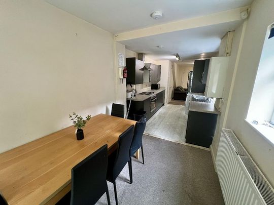 6 bedroom house to rent - Photo 1