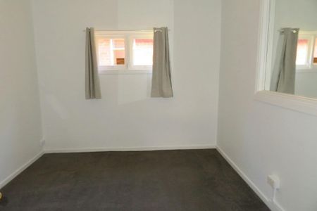 WALK EVERYWHERE FROM THIS 3 BEDROOM HOME! - Photo 2