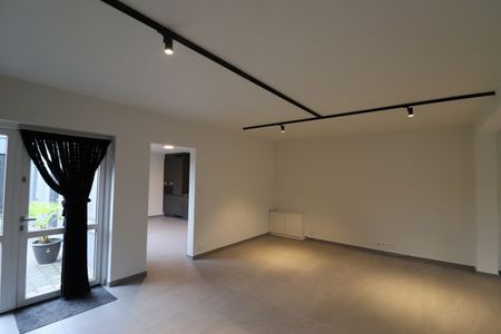 Een recent gerenoveerde woning met 3 slaapkamers, terras en garage. - Foto 2