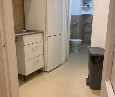 Studio Flat, Oulton Crescent, IG11 - Photo 4