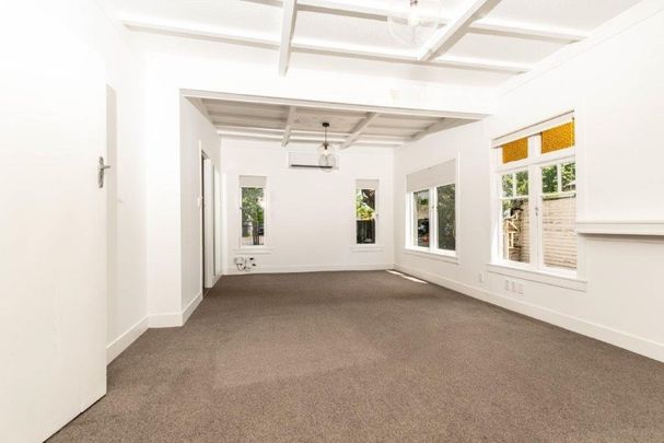 Old-world house - Photo 1