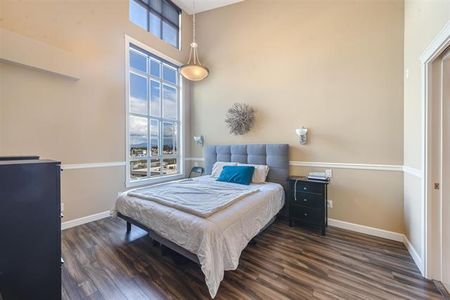 Spacious Top-Floor Unit with Solarium - Photo 5