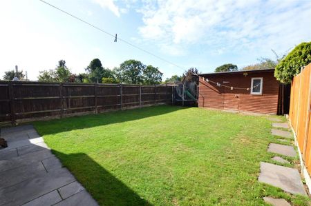 5 bedroom end of terrace house to rent - Photo 4