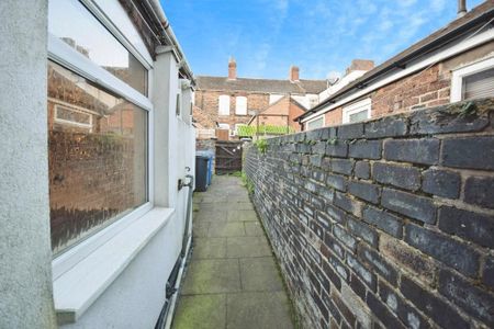 2 bedroom semi-detached house to rent - Photo 2