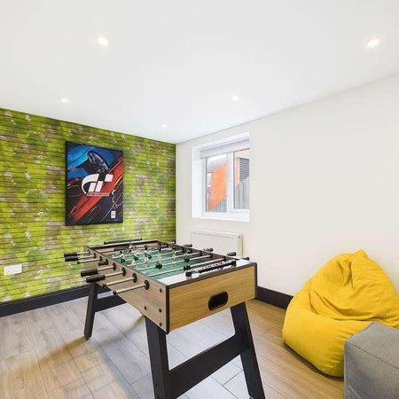 Surrey Avenue :: Marsland Green, WN7 - Photo 3