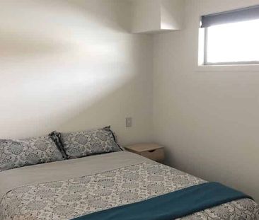 Modern apartment with plenty of goodies close by - Photo 4