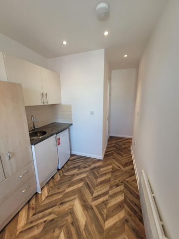 1 bedroom in a house share to rent - Photo 2