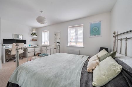 An impressive three double bedroom townhouse with integral garage, set within the highly regarded Racecourse development to the west of Newbury. - Photo 3