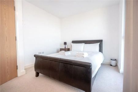 3 bedroom flat - Photo 4