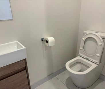 Modern 3-Bedroom Townhouse Backing onto Park - ... - Photo 5