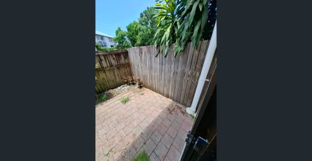 Convenient double level unit with air con! - Photo 5