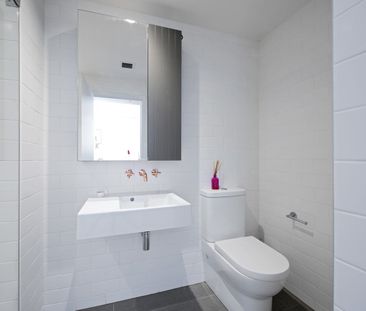 Contemporary North Facing One Bedroom With Oversized Study/Guestroom - Photo 2