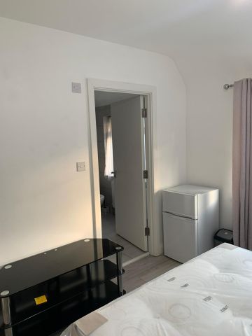 Room in a Shared House, Crest Road, NW2 - Photo 3