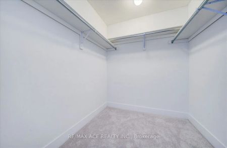 Condo Townhouse For Lease | E9033646 - Photo 2