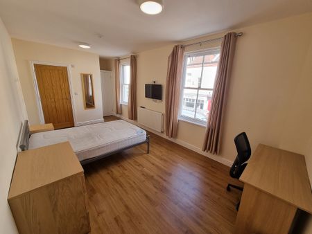 4 Bed Student Accommodation - Photo 3