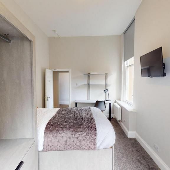 4 bedroom flat to rent - Photo 1