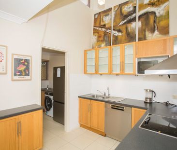 Stylish Como Villa with Private Courtyard & Double Car Bay - Photo 5