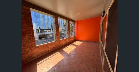 Spacious 2-Bedroom Apartment in Prime Location - Photo 3