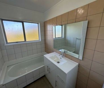 Brick & Tile Duplex in Popular New Lynn - Photo 1