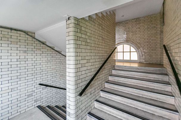 Beautiful duplex loft apartment set within an iconic school conversion. - Photo 1