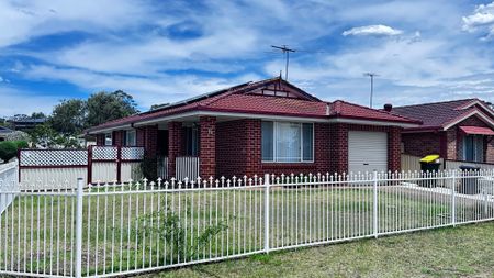 Beautifully Presented 3 Bedroom Home in Macquarie Fields&excl;&excl; - Photo 4