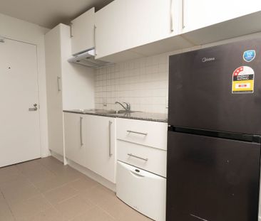 Sunny One Bedroom Apartment with Large Balcony - Photo 3