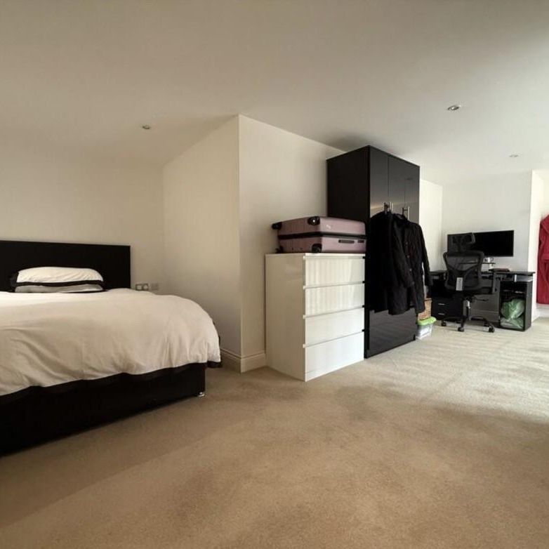 4 bedroom flat to rent - Photo 1