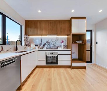 Spacious 3-Bedroom, 2.5 Bathroom House Available for Rent in Mangere - Photo 6