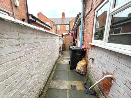 3 bedroom terraced house to rent - Photo 3