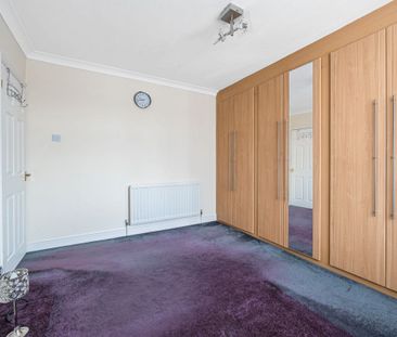 3 Bed Terraced House, Studley Drive, IG4 - Photo 6