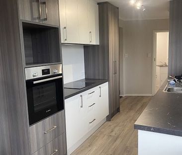 Renovated, easy care home - Photo 3