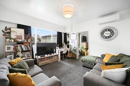 This impressive five-bedroom, two-bathroom home on Albert Street offers generous space and modern comfort in one of Hamilton’s most sought-after areas. - Photo 5