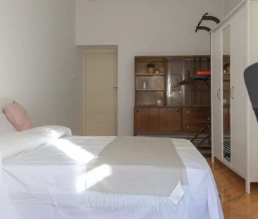 Room in a shared 9-bedroom apartment for rent in Argüelles, Madrid - Photo 5