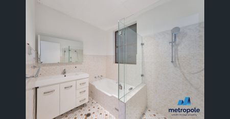 BEACHSIDE LIVING IN DOLLS POINT - SPACIOUS TWO-BEDROOM APARTMENT - Photo 5