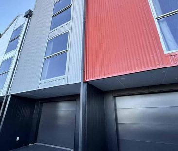 Perfectly located townhouse with stunning views! - Photo 2