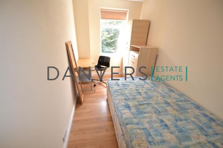 4 bedroom end of terrace house to rent - Photo 2